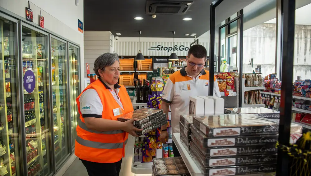 Tamara Hervella y José Manuel Piñán son empleados de la estación de servicio de Eirís
