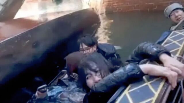 Turistas chinos en las aguas de los canales de Venecia 