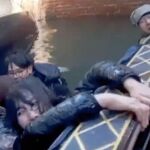 Turistas chinos en las aguas de los canales de Venecia 