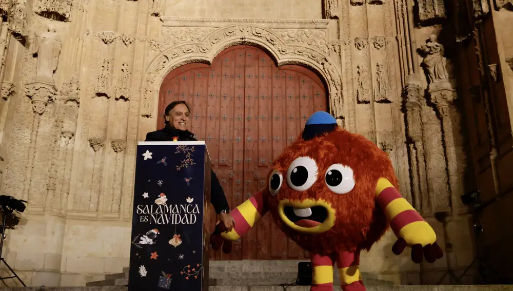 El alcalde de Salamanca, Carlos García Carbayo, junto al personaje más pequeño de los Momonsters, Huhu,