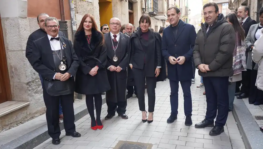 Pablo Martín, Yolanda Burgoa, Miguel Ángel Benito, Amaya Arzuaga, Conrado Íscar y Roberto Díez, en la placa dedicada a Bodega Arzuaga