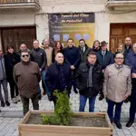 Inauguración del Paseo del Vino en Peñafiel. Foto de familia de Conrado Íscar y Roberto Díez con los bodegueros a los que se ha reconocido con una placa