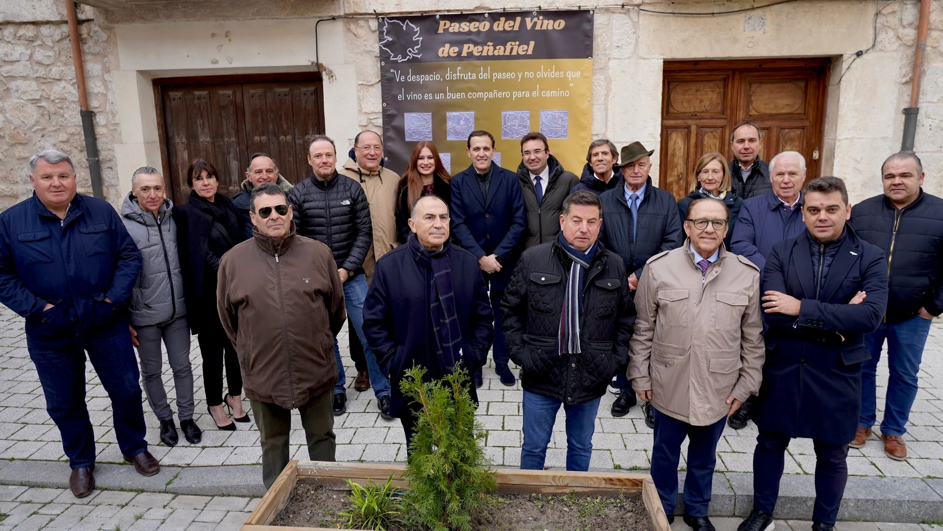Inauguración del Paseo del Vino en Peñafiel. Foto de familia de Conrado Íscar y Roberto Díez con los bodegueros a los que se ha reconocido con una placa