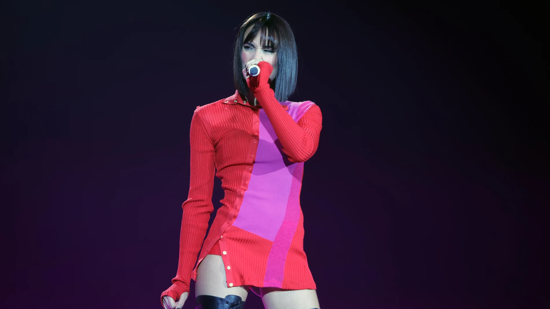 La cantante Aitana durante una actuación en el WiZink Center, a 5 de diciembre de 2023, en Madrid (España). Aitana Ocaña Morales, conocida artísticamente como Aitana, es una cantante, compositora y actriz española. Se dio a conocer a raíz de su participación en la novena edición del talent show español Operación Triunfo, donde obtuvo el segundo puesto. CONCIERTO;MÚSICA;CANTANTE José Ramón Hernando / Europa Press 05/12/2023