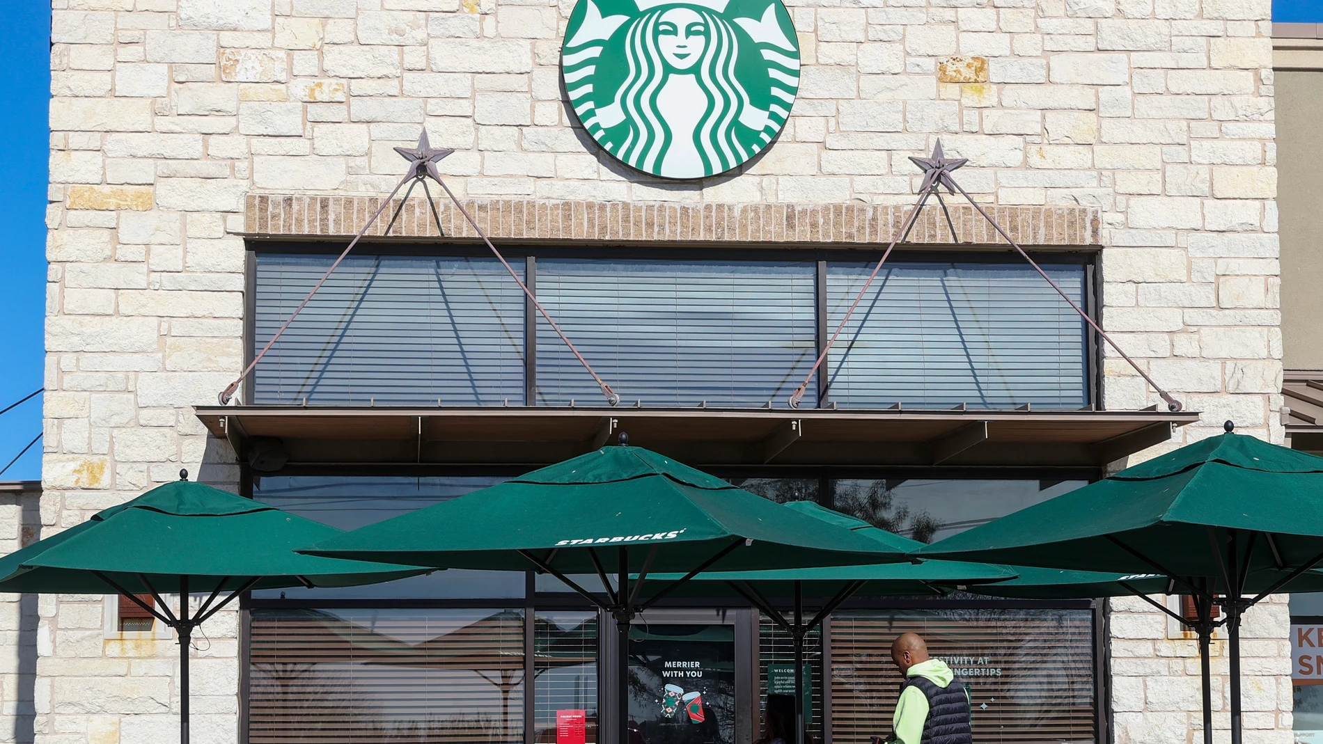 Austin (United States), 05/12/2023.- A customer enters a Starbucks in Austin, Texas, USA, 05 December 2023. Starbucks has suffered with 11 straight days of losses as sales have dropped. The stock has dropped 1.6 percent giving the company close to a $12 billion decline in the market value. EFE/EPA/ADAM DAVIS
