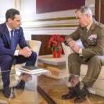 El presidente de la Junta de Andalucía, durante la reunión que ha mantenido con el teniente general Carlos Melero