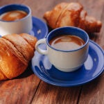 Taza de café con cruasanes
