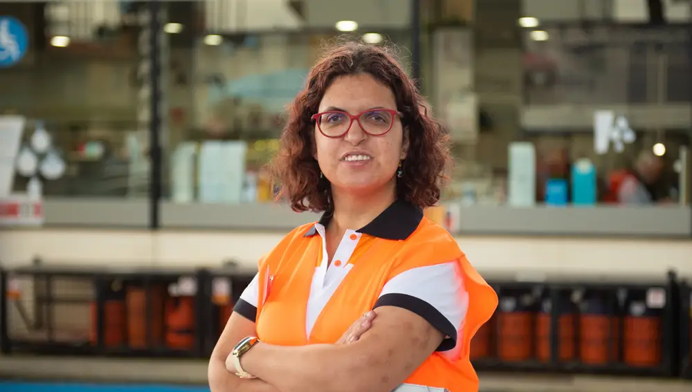 Xiana Moreira en la estación de servicio en la que trabaja