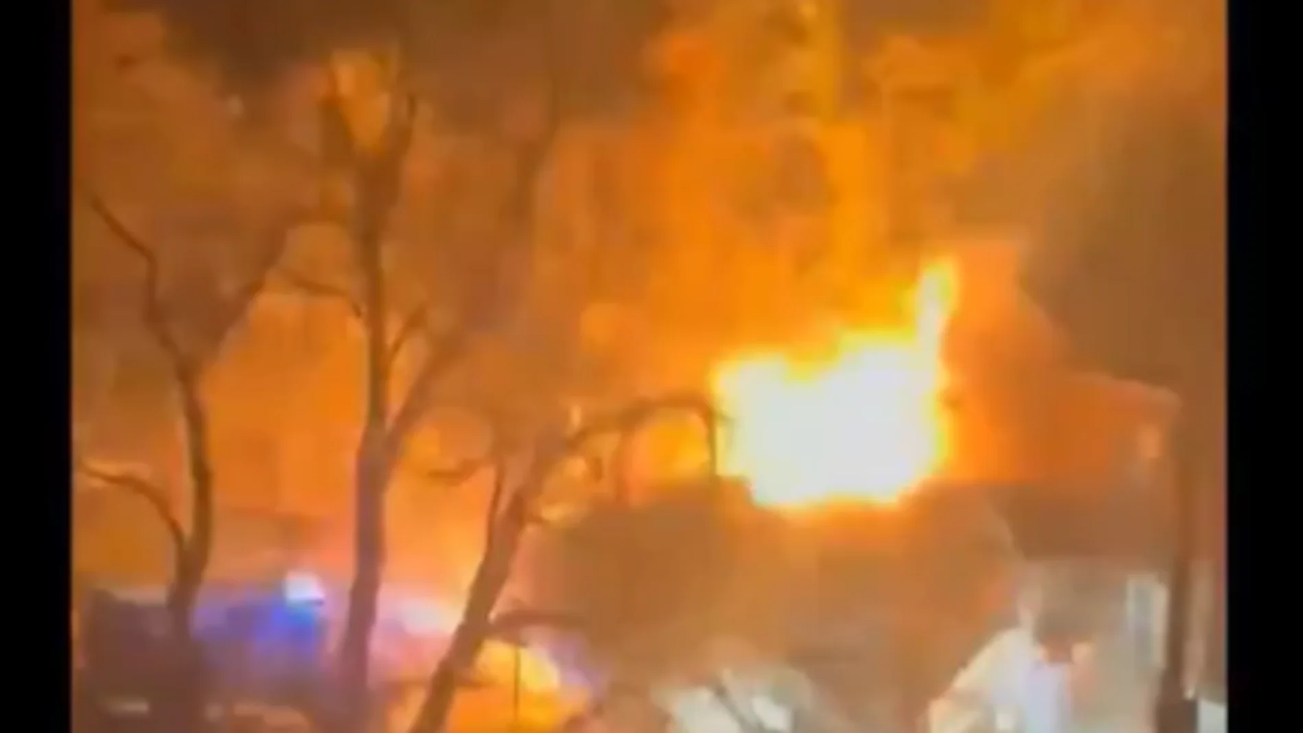 Momento en que explota una casa cerca de la capital de EEUU