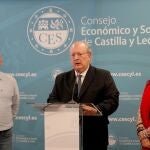 El presidente del CES de Castilla y León, Enrique Cabero, interviene en la jornada junto a Carmen Álvarez y Luis Sáez
