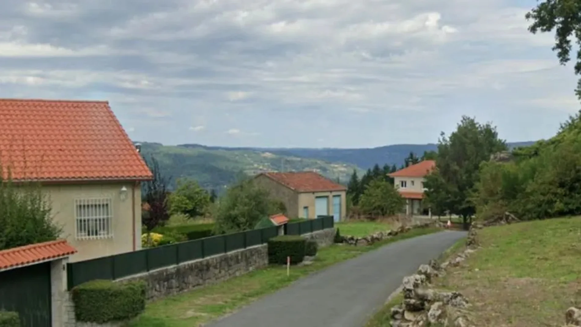 Una calle de Nogueira de Ramuín, el pueblo de Orense donde fue encontrada inconsciente y semidesnuda una mujer de 62 años que perdió la vida poco después en Complejo Hospitalario Universitario de Orense. La Guardia Civil avanza en la investigación sobre la muerte de la mujer hallada inconsciente y semidesnuda en Nogueira (Ourense)