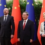 Una foto facilitada por la Unión Europea muestra (de izda. a dcha.) al presidente del Consejo Europeo, Charles Michel, al primer ministro chino, Li Qiang, y a la presidenta de la Comisión Europea, Ursula von der Leyen