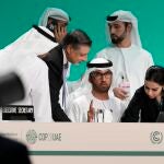 El sultán Al Yaber se prepara para la sesión plenaria durante la COP28