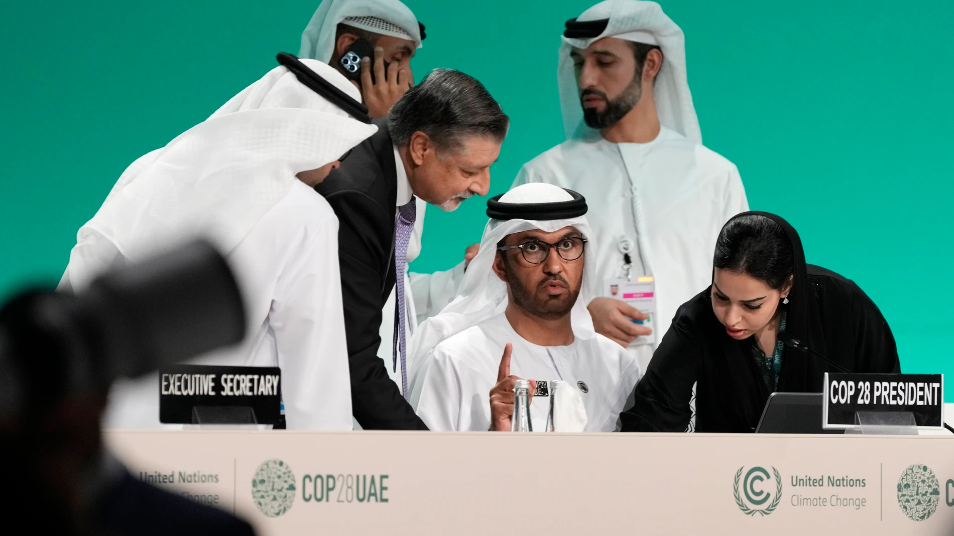 El sultán Al Yaber se prepara para la sesión plenaria durante la COP28