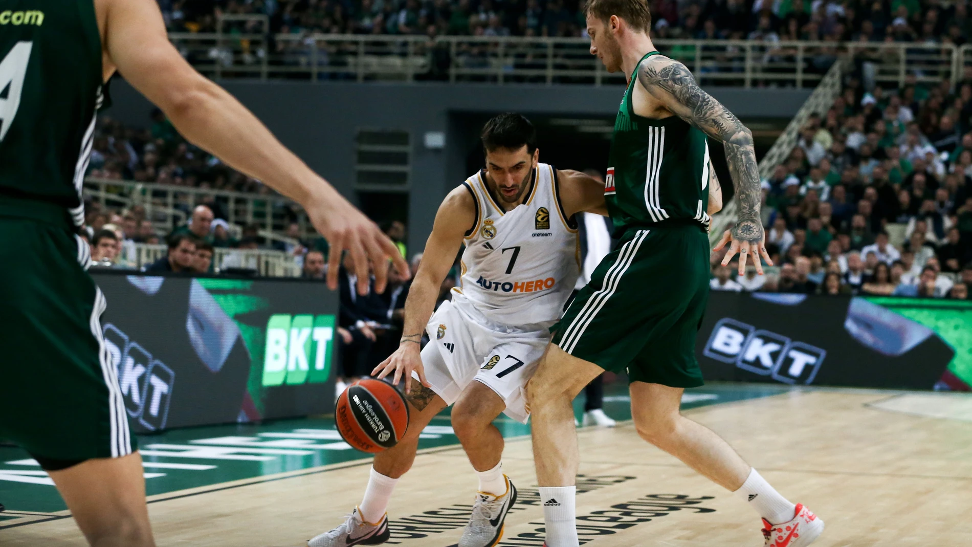 Campazzo intenta sortear la defensa de Balcerowski