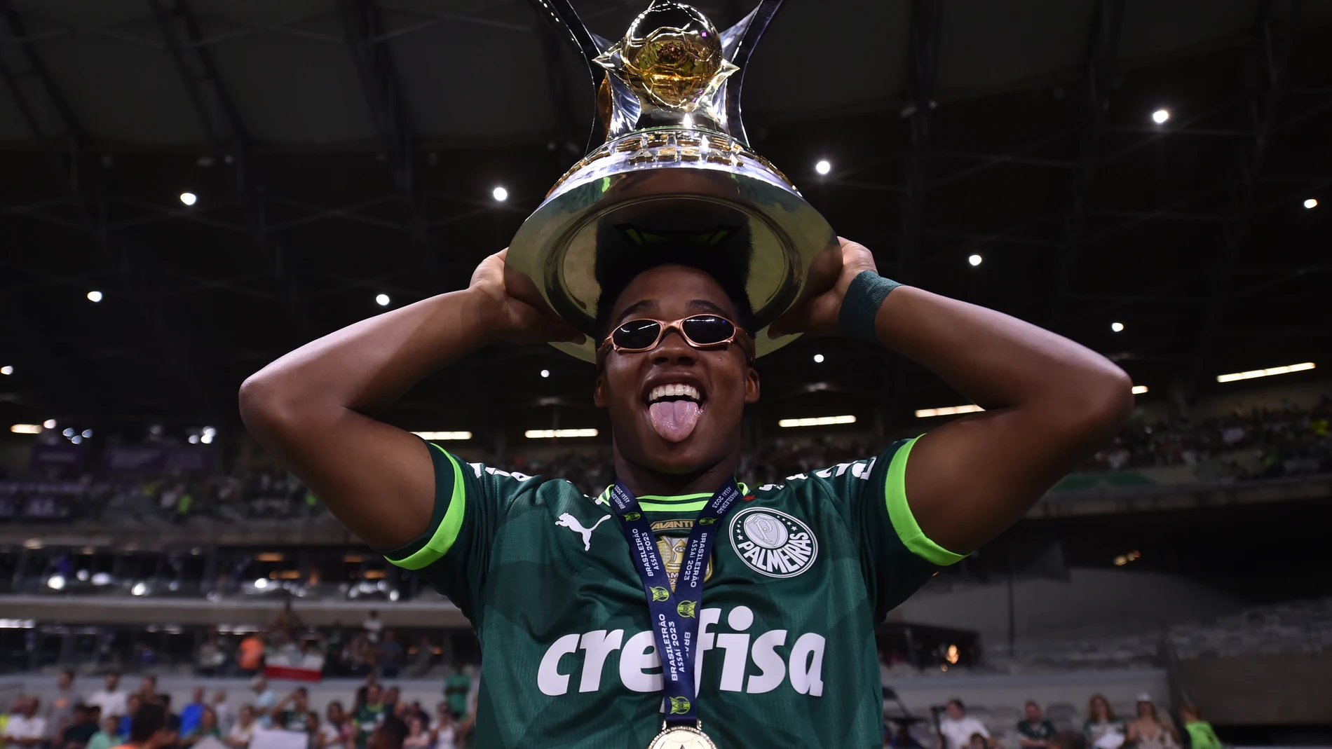 AMDEP4141. BELO HORIZONTE (BRASIL), 06/12/2023.- El jugador de Palmeiras Maike celebra con el trofeo al ganar el campeonato Brasilerao Serie A ante Cruzeiro en el estadio Mineirao en Belo Horizonte (Brasil). EFE/ Yuri Edmundo