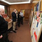 El jurado observando las obras participantes