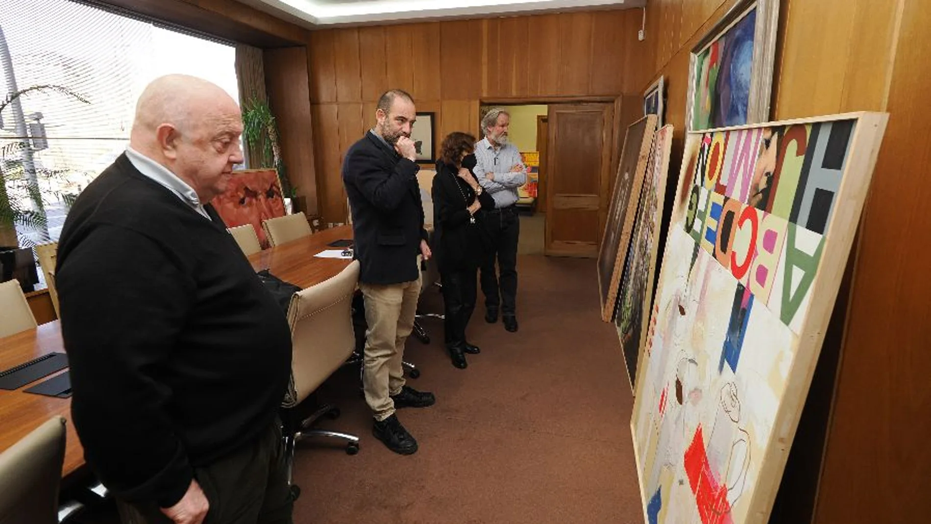 El jurado observando las obras participantes