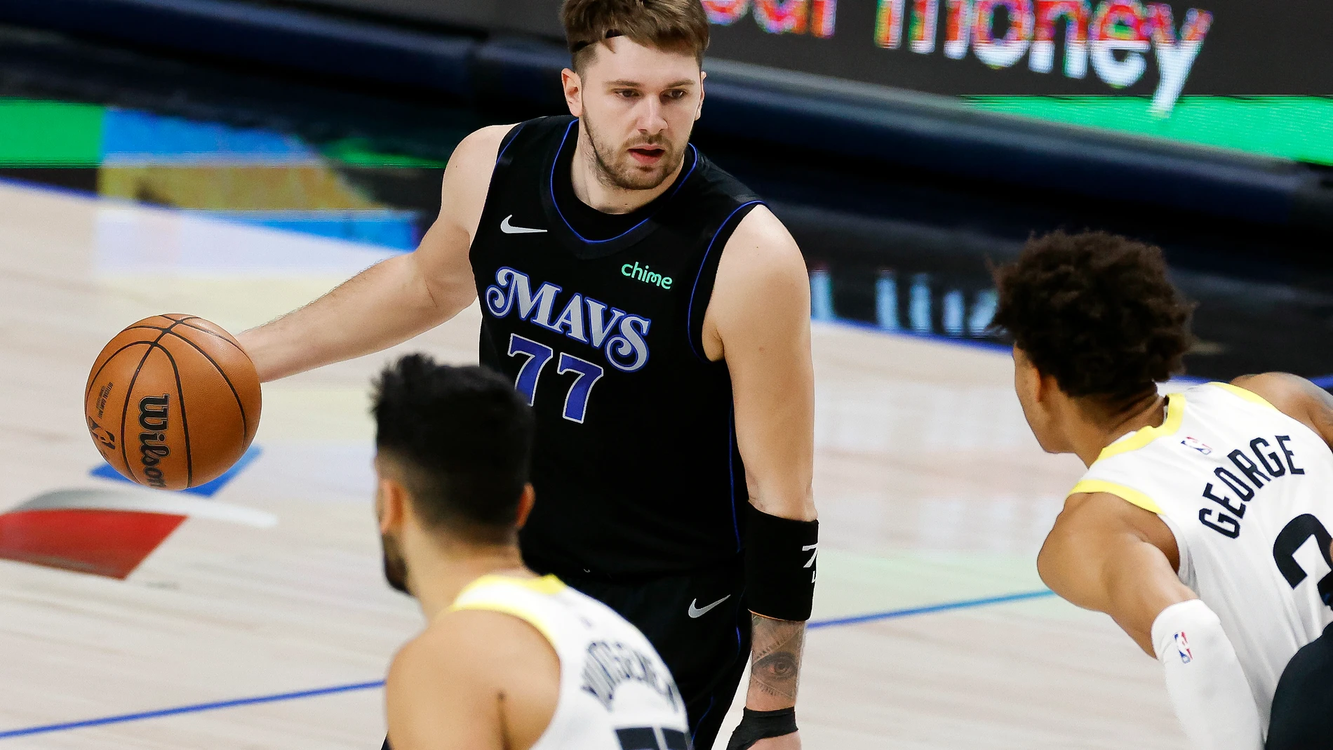 Dallas (United States), 07/12/2023.- Dallas Mavericks guard Luka Doncic of Slovenia (C) dribbles past Utah Jazz center Omer Yurtseven of Turkey (L) and Utah Jazz guard Keyonte George (R) during the first half of the NBA basketball game between the Dallas Mavericks and the Utah Jazz at the American Airlines Center in Dallas, Texas, USA, 06 December 2023. (Baloncesto, Eslovenia, Turquía) EFE/EPA/ADAM DAVIS SHUTTERSTOCK OUT