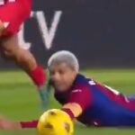 El momento en el que Araujo se rompió la mandíbula, tras una carrera con Llorente
