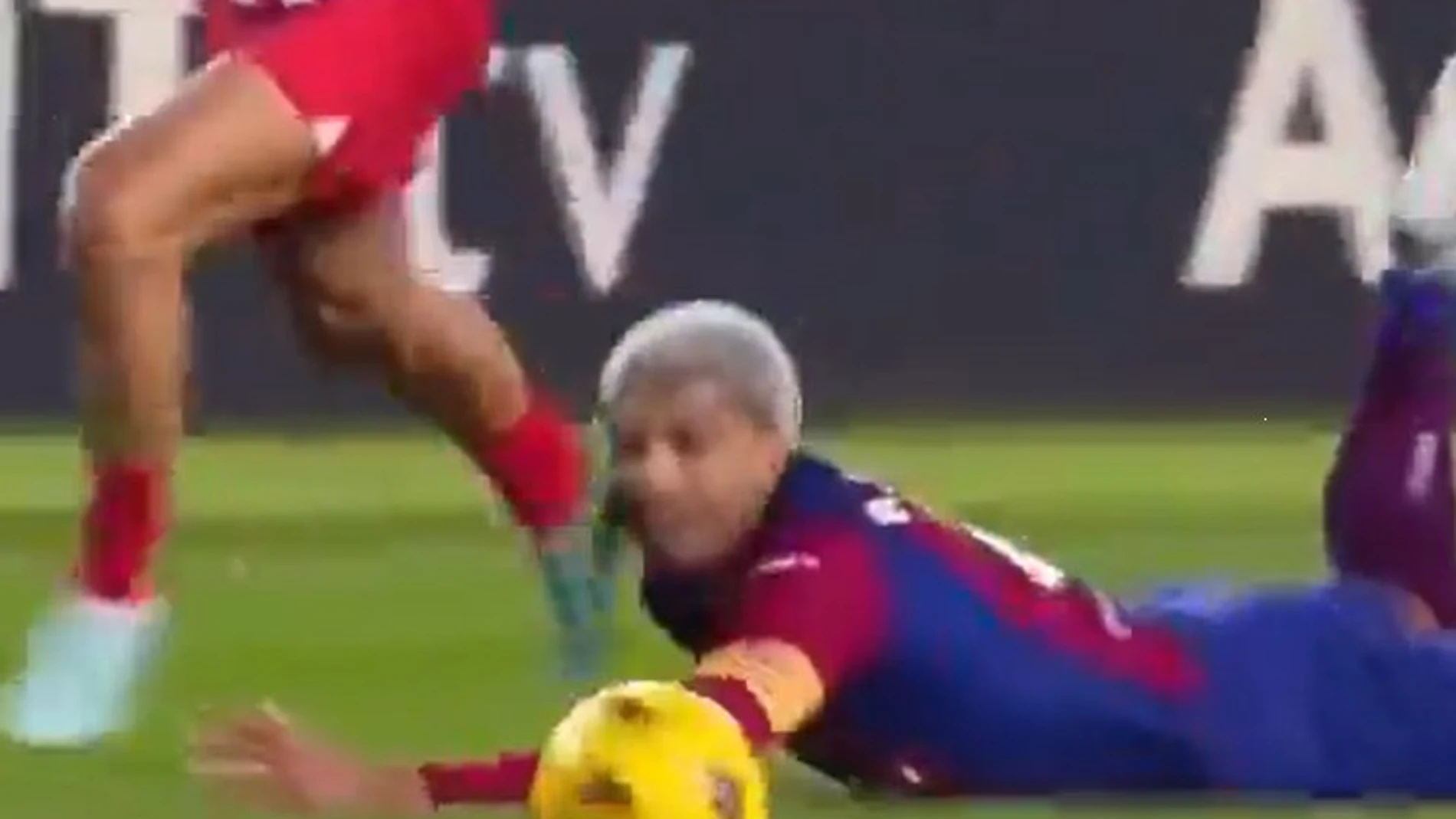 El momento en el que Araujo se rompió la mandíbula, tras una carrera con Llorente