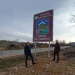 Los diputados Juan Carlos Zaballos y Antonio Labrador con uno de los carteles