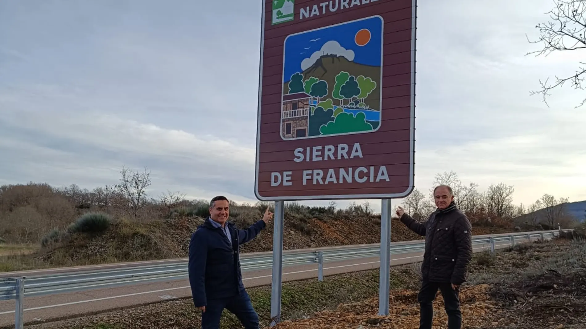 Los diputados Juan Carlos Zaballos y Antonio Labrador con uno de los carteles