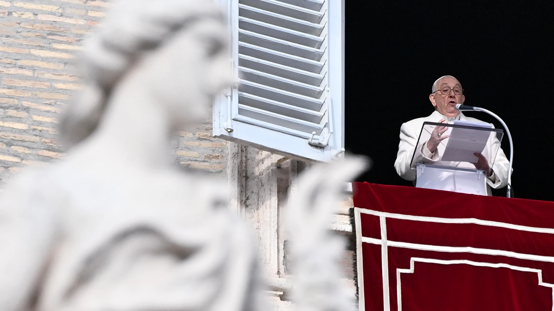 Ciudad del Vaticano (Santa Sede)), 08/12/2023.- El Papa Francisco dirige la oración del Ángelus por el día de la Inmaculada Concepción desde la ventana de su oficina con vistas a la Plaza de San Pedro, Ciudad del Vaticano, este viernes.-EFE/RICCARDO ANTIMIANI
