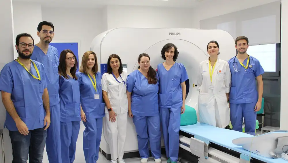 La doctora Candelas Pérez del Villar Moro, tercera por la derecha, junto a sus compañeros de Imagen Cardiaca del Hospital de Salamanca.