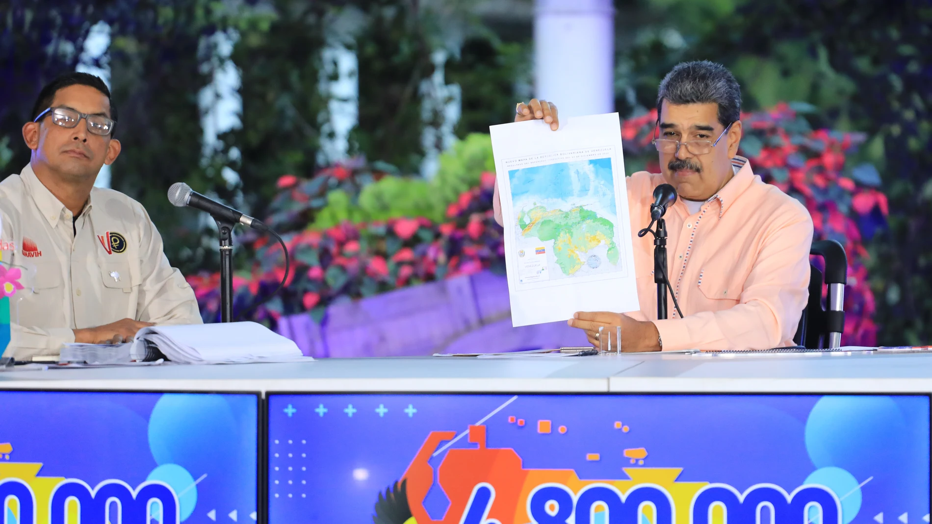 AME2749. CARACAS (VENEZUELA), 07/12/2023.- Fotografía cedida por Prensa Miraflores donde se observa al presidente venezolano Nicolás Maduro en un acto de gobierno, hoy en Caracas (Venezuela). El presidente de Venezuela, Nicolás Maduro, se comprometió este jueves a construir 120 viviendas en el Esequibo, el territorio de unos 160.000 kilómetros cuadrados en disputa con Guyana y pendiente del dictamen de la Corte Internacional de Justicia (CIJ), que media en la controversia. EFE/ Prensa Miraflo...