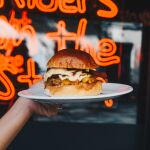 La hamburguesa "Primgenius" solo puede comerse en La Carnaza