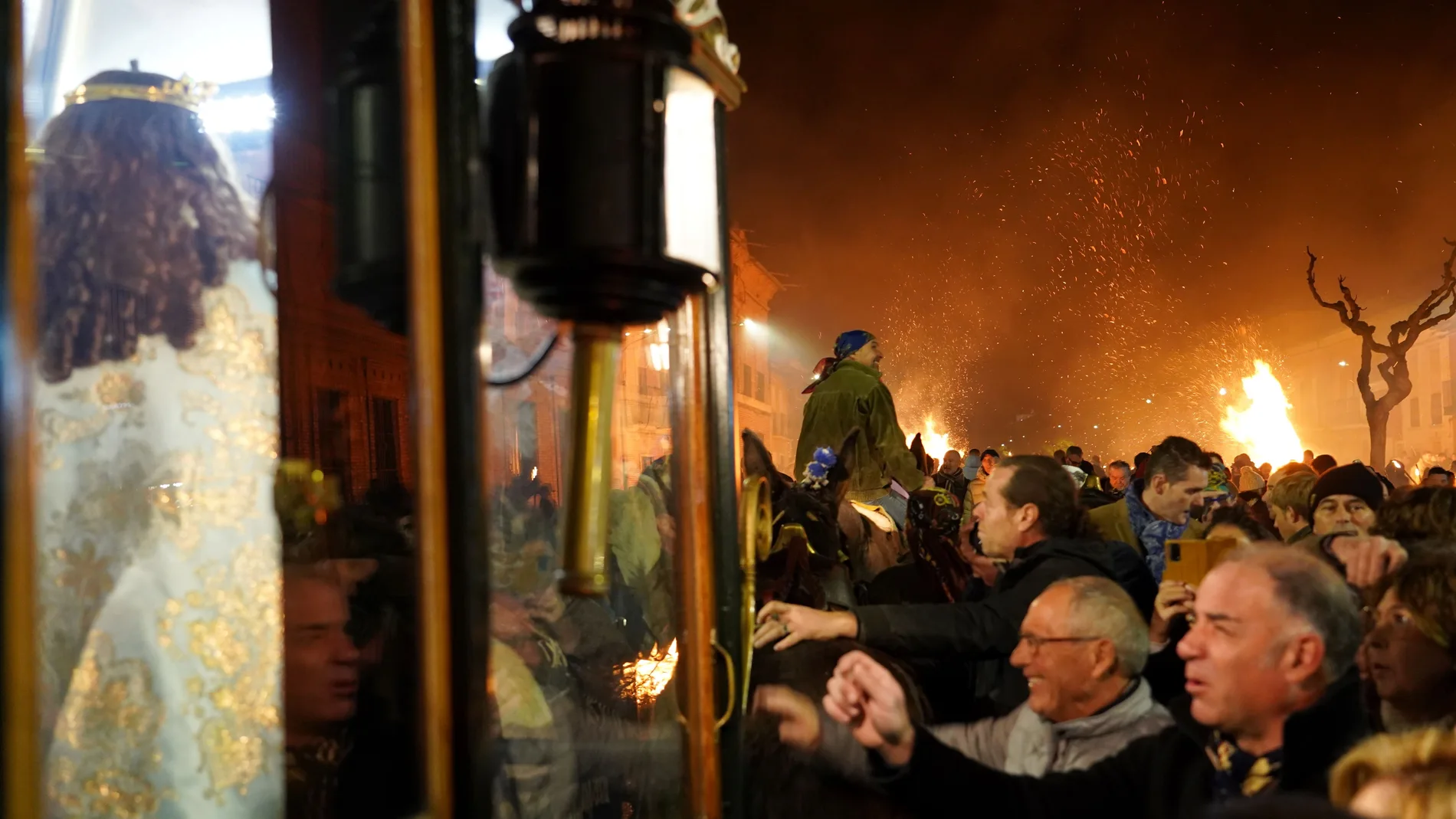 Fervor en Nava del Rey por la Virgen de los Pegotes