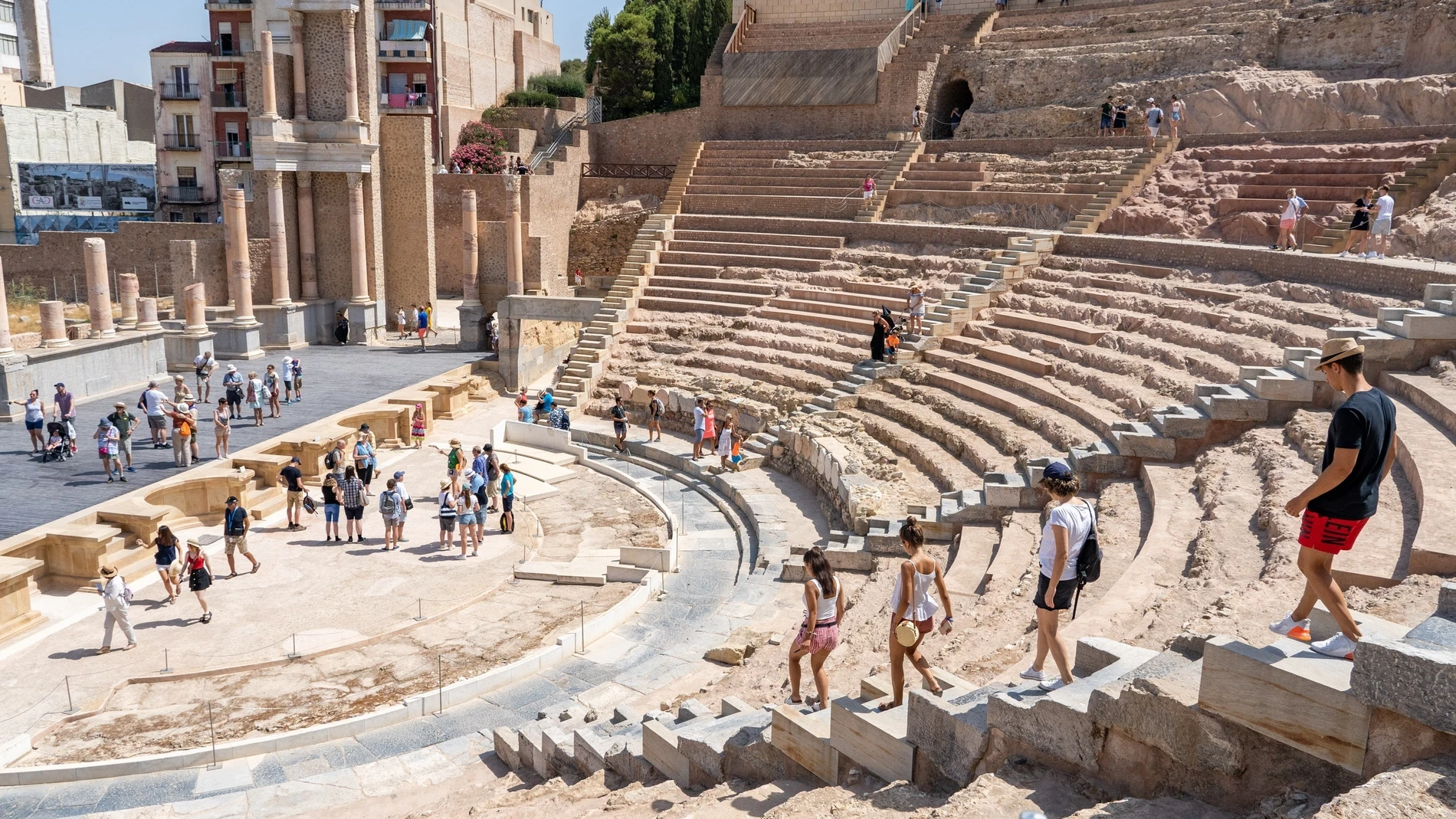 Turistas visitando el Teatro Romano de Cartagena