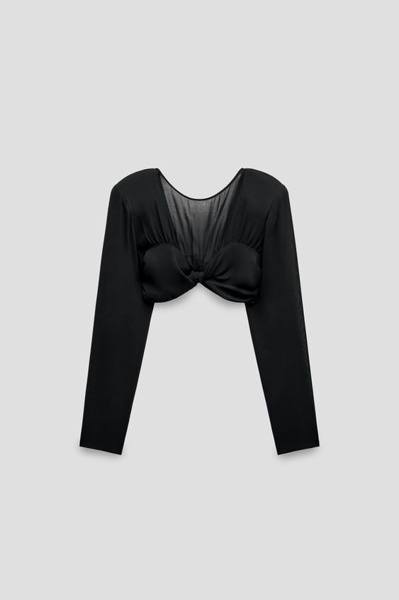Top corto con hombreras.
