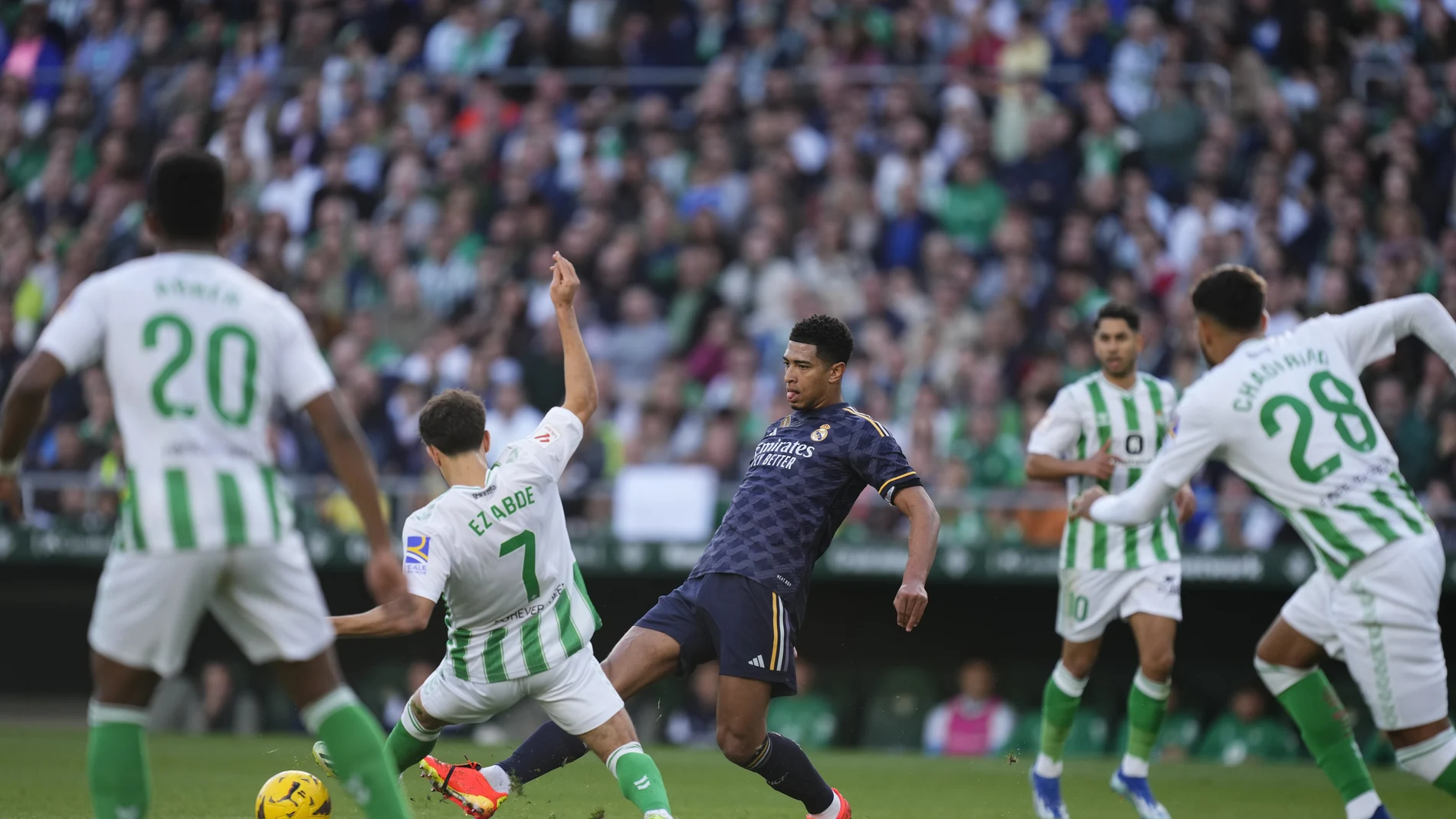 Bellingham intenta un pase ante Abde