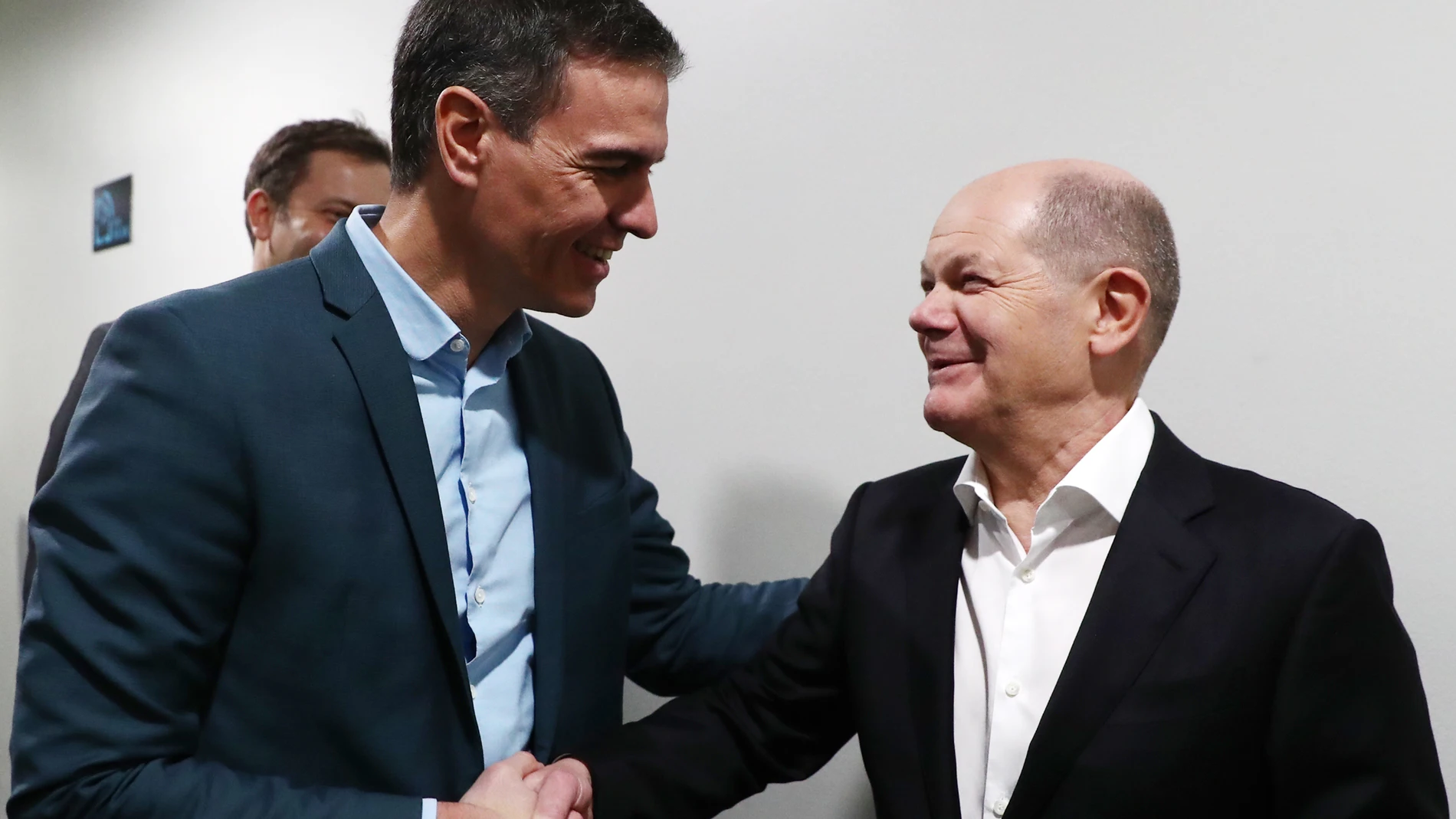 BERLÍN, 09/12/2023.-El presidente del Gobierno español, Pedro Sánchez, se reunió hoy en Berlín con el canciller alemán, Olaf Scholz, en la recta final de la presidencia española del Consejo de la Unión Europea que termina el próximo 31 de diciembre. El encuentro se produjo en el centro de congresos donde se celebra este fin de semana la convención anual del Partido Socialdemócrata (SPD) de Scholz, en la que el propio Sánchez intervendrá con un discurso ante los aproximadamente 600 delegados. ...