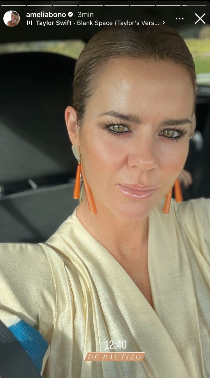 Amelia Bono con pendientes coloridos.