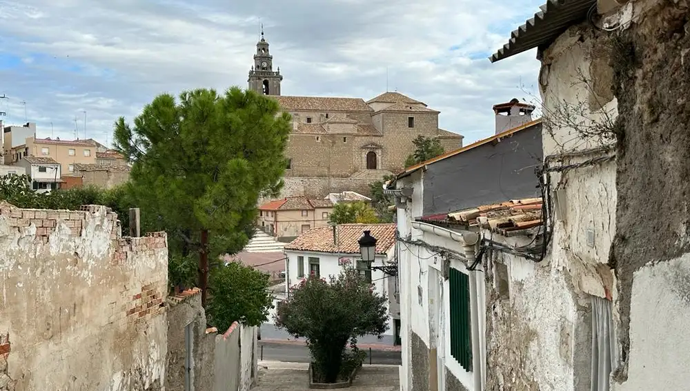 Una calle de Tarancón desde donde se ve la iglesia de este pueblo conquense