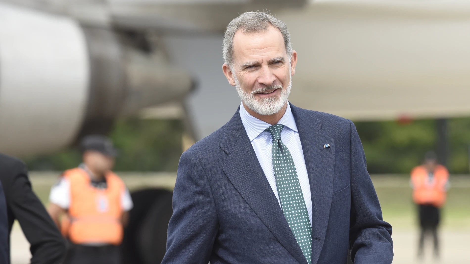 AME3167. BUENOS AIRES, 09/12/2023.- El rey Felipe VI, a su llegada en la mañana de hoy sábado 9 al aeropuerto de Ezeiza, para presenciar mañana el traspaso de mando entre Alberto Fernández y Javier Milei, vencedor en las últimas elecciones. EFE/Matias Martín Campaya