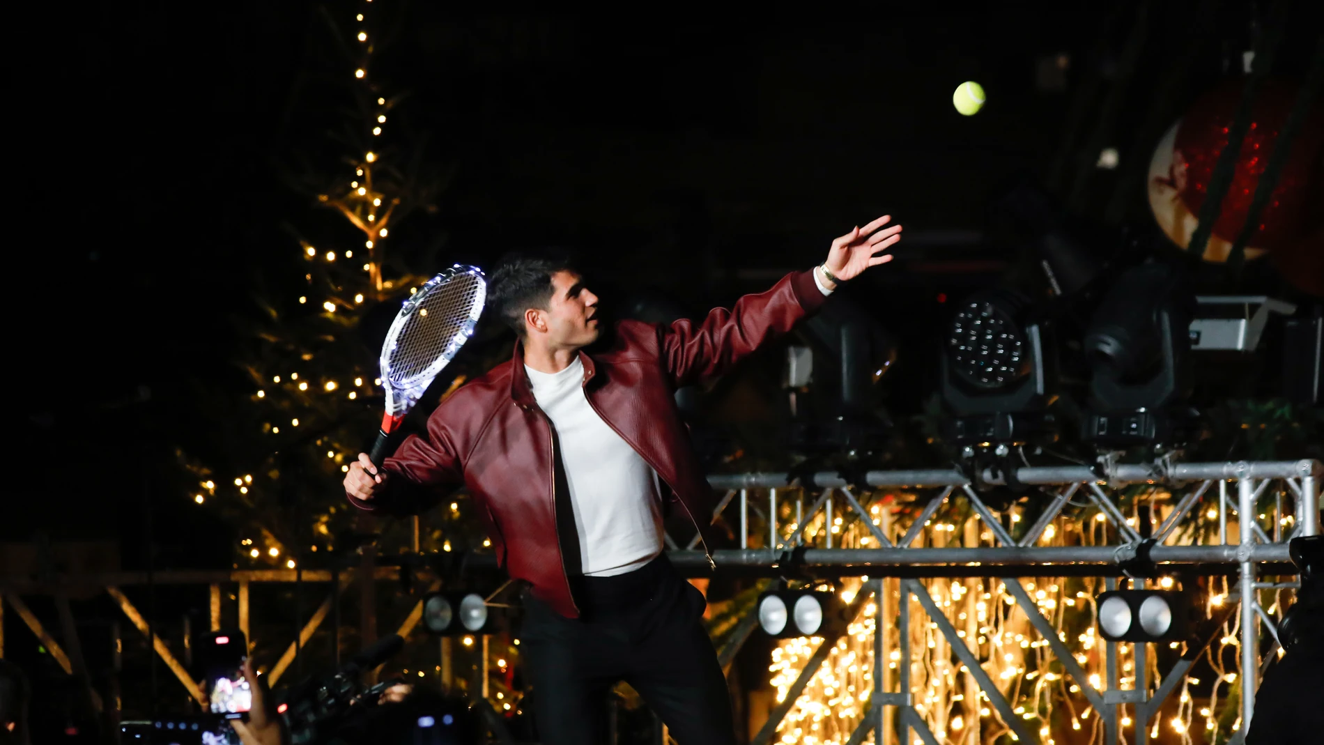 Tenis.- Carlos Alcaraz enciende el Gran Árbol navideño de Murcia en un espectáculo de luces y sonido