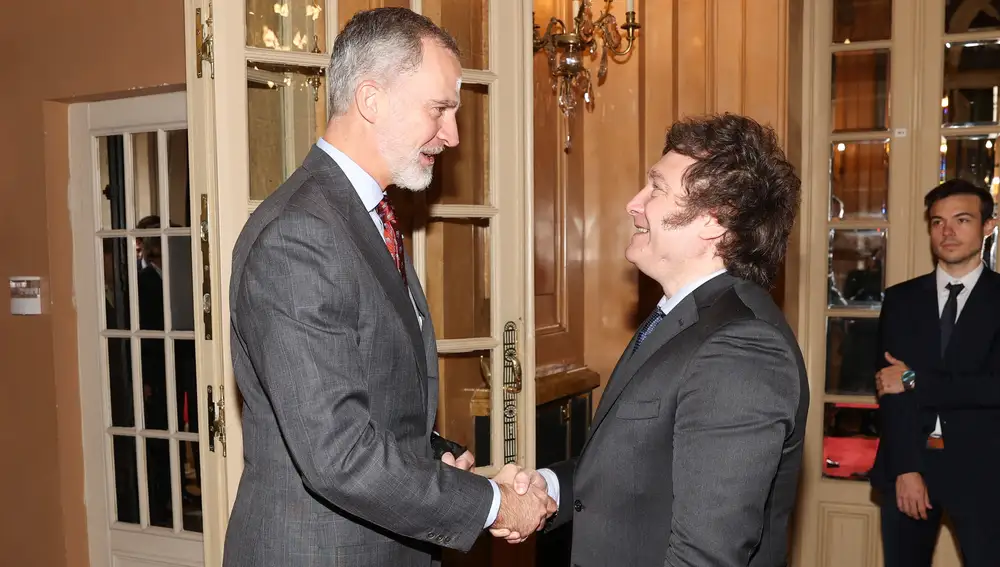 El Rey Felipe VI y el presidente electo de Argentina, Javier Milei (d), durante el encuentro que han mantenido hoy sábado en Buenos Aires.