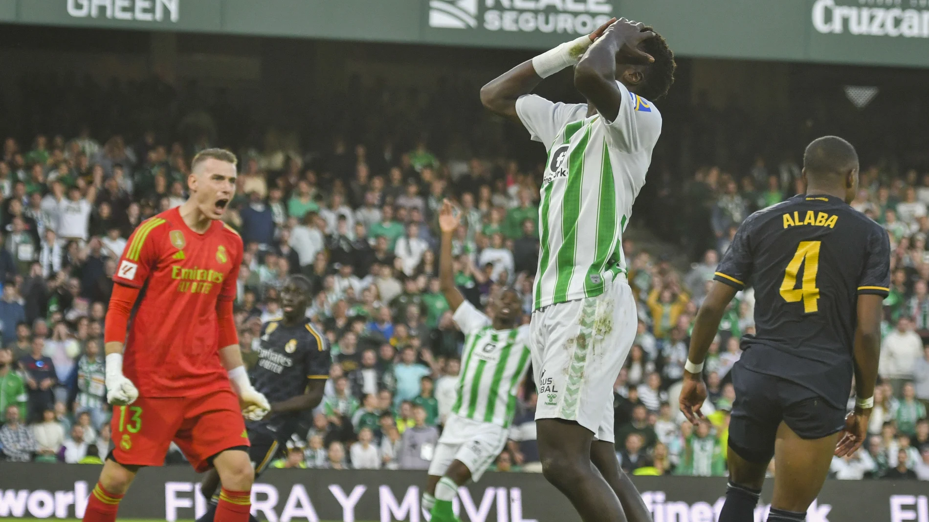 Lunin grita a su defensa durante el partido ante el Betis