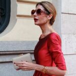 Pilar de Arce con el vestido satinado en rojo que todas las mujeres de 50+ van a querer.