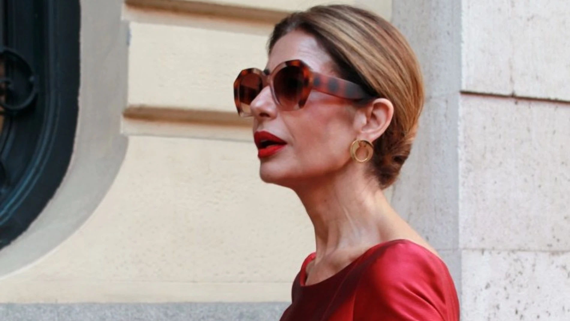 Pilar de Arce con el vestido satinado en rojo que todas las mujeres de 50+ van a querer.