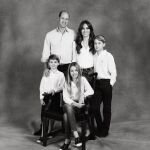 Foto con la que felicitan la Navidad los príncipes de Gales junto a sus hijos