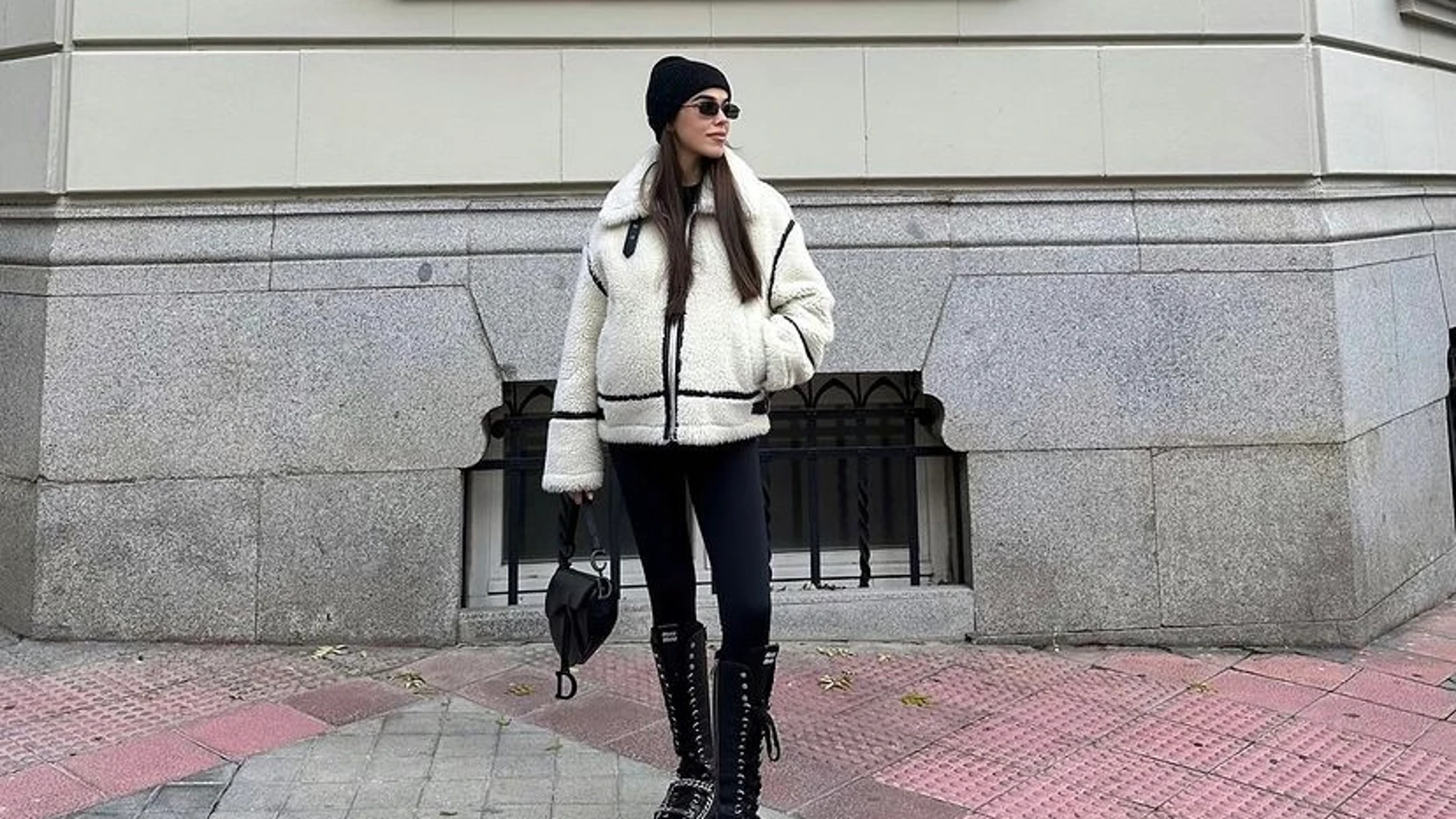 Violeta Mangriñan se une a la moda de botas mega altas.