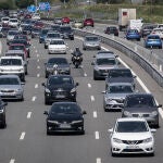 Retenciones y varios accidentes complican la operación retorno por la Constitución en Madrid, Valencia y Murcia