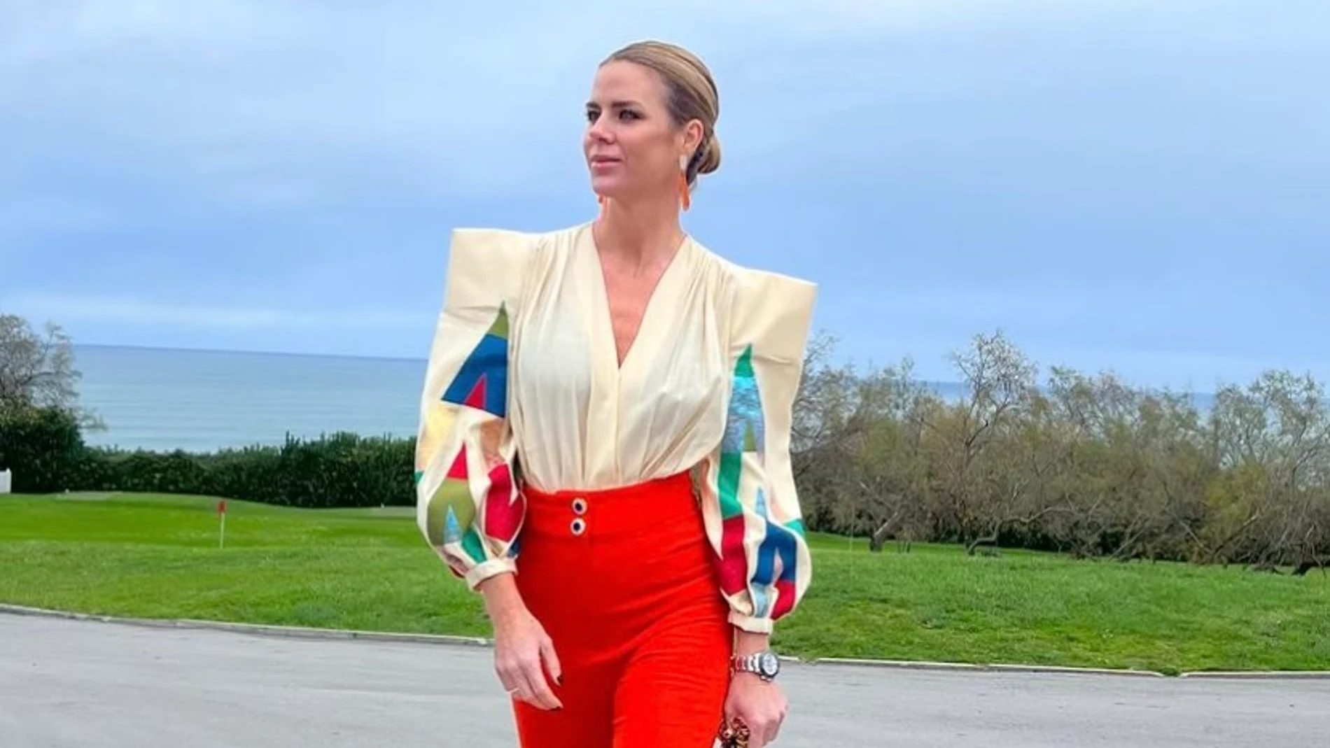Amelia Bono se va de bautizo con los pendientes más bonitos y coloridos para convertirse en la mejor invitada de invierno