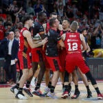 Los jugadores del Casademont Zaragoza celebran la victoria ante el Barça