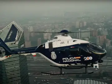 Un helicóptero H135 de la Policía Nacional sobrevuela Madrid Un helicóptero H135 de la Policía Nacional sobrevuela Madrid